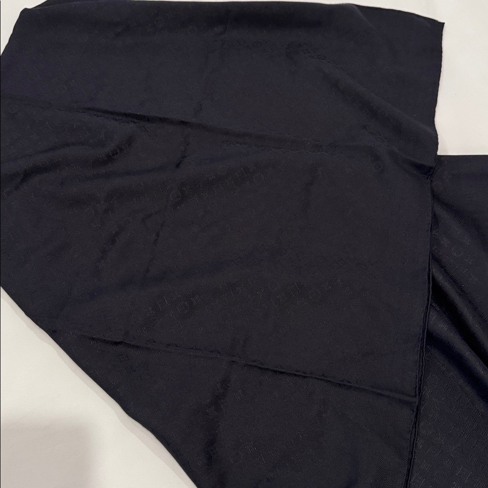 Louis Vuitton
Châle Monogram shine silk scarf - Picture 5 of 6